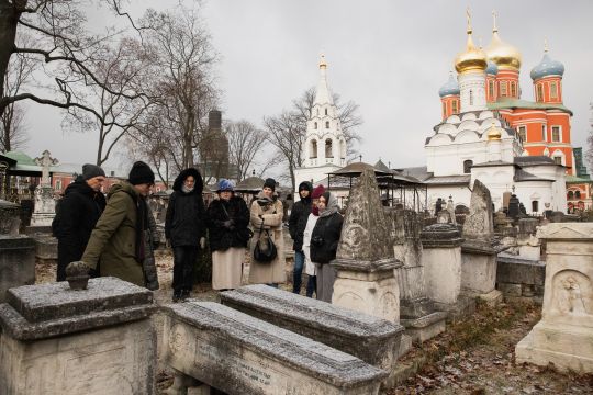 Надгробия в Русской культуре
